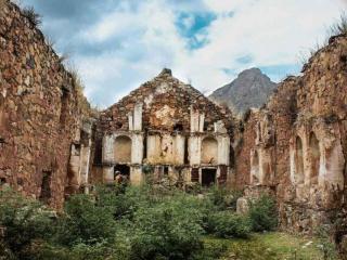 Huaquis, a Ghost Town in Yauyos, children of the Llacuah